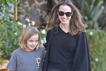 Angelina Jolie vui đùa cùng con gái giữa tin Brad Pitt yêu người mới