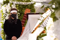 Tang lễ NS Chí Tài ở Mỹ: Phương Loan nghẹn ngào tiễn biệt chồng