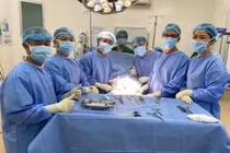 Nam thanh niên "bất lực" vì... thói quen uống rượu ngâm cao trăn