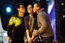 Thu Phương cười tít mắt khi được hai trai đẹp hôn