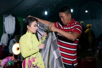 Vừa xuất viện đã đi diễn, Cẩm Ly được ông xã chăm sóc chu đáo