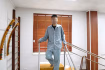 Thiếu niên 14 tuổi bị viêm tủy đe dọa liệt vĩnh viễn