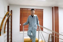 Thiếu niên 14 tuổi bị viêm tủy đe dọa liệt vĩnh viễn