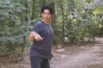 Hết hồn tạo dáng lạ lùng của chồng Ngô Thanh Vân