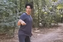 Hết hồn tạo dáng lạ lùng của chồng Ngô Thanh Vân