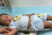 Hình ảnh mới nhất của con trai “hot girl” Bella: Ăn ngon ngủ kỹ và “ghen ngược”