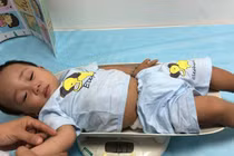 Hình ảnh mới nhất của con trai “hot girl” Bella: Ăn ngon ngủ kỹ và “ghen ngược”