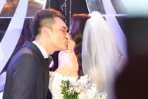 Khắc Việt đắm đuối hôn vợ DJ trong đám cưới tại HN