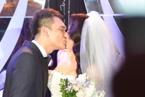 Khắc Việt đắm đuối hôn vợ DJ trong đám cưới tại HN