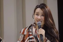 Lưu Hương Giang diện áo “tự do muôn năm” lên sân khấu Chị đẹp