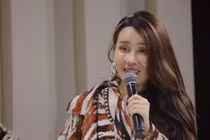 Lưu Hương Giang diện áo “tự do muôn năm” lên sân khấu Chị đẹp