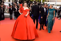 Lý Nhã Kỳ nổi bật trên thảm đỏ khai mạc LHP Cannes