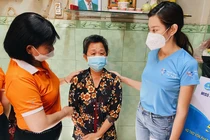 Hoa hậu Nguyễn Thúc Thùy Tiên giản dị đi từ thiện sau đăng quang