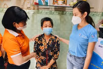 Hoa hậu Nguyễn Thúc Thùy Tiên giản dị đi từ thiện sau đăng quang