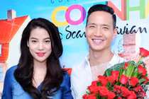 Kim Lý đỏ mặt khi Trương Ngọc Ánh ôm hoa đến tặng