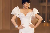 Lý Nhã Kỳ khoe vóc dáng nuột nà với đầm xẻ đùi cao