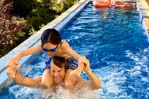 Hồng Nhung khoe ảnh "bạn trai tin đồn" bơi lội với các con