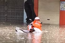 Mưa ngập lút ô tô, xe máy trên đường phố Nam Định