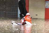 Mưa ngập lút ô tô, xe máy trên đường phố Nam Định