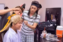 Dành hài Hoài Linh ân cần hóa trang cho MC Thanh Bạch