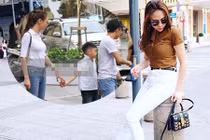 Đàm Thu Trang nắm tay Subeo đi chơi với Cường Đô la