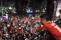 Olympic VN thua, Tuấn Hưng vẫn hát trên ban công cùng hàng nghìn CĐV