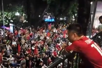 Olympic VN thua, Tuấn Hưng vẫn hát trên ban công cùng hàng nghìn CĐV