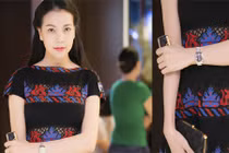 Trà Ngọc Hằng khoe khéo điện thoại dát vàng 2 tỷ