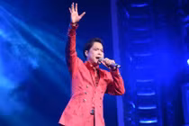 Đầu năm, Ngọc Sơn “quẩy tung” sân khấu bằng nhạc sến