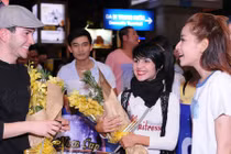 Chi Pu, Angela Phương Trinh ra tận sân bay đón trai đẹp