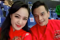 MC Hoài Anh diện áo dài đỏ rực quay chương trình Tết