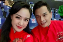 MC Hoài Anh diện áo dài đỏ rực quay chương trình Tết