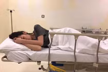 Á hậu Tú Anh bị ngã đập mặt vào tủ, rách cằm