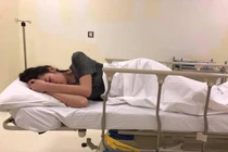 Á hậu Tú Anh bị ngã đập mặt vào tủ, rách cằm