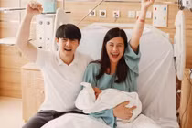 Con gái Đông Nhi - Ông Cao Thắng lộ diện đáng yêu hết nấc