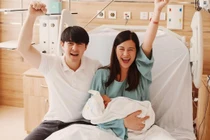 Con gái Đông Nhi - Ông Cao Thắng lộ diện đáng yêu hết nấc