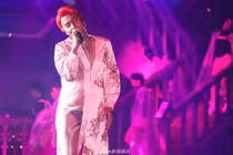 Phong cách thời trang quái dị không thể tin nổi của Trần Chí Bằng