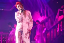 Phong cách thời trang quái dị không thể tin nổi của Trần Chí Bằng