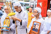 Vợ con nghệ sĩ Xuân Hiếu khóc nghẹn trong lễ đưa tang