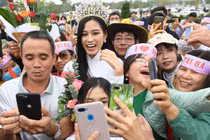 Hoa hậu Đỗ Thị Hà được chào đón nồng nhiệt khi về quê Thanh Hóa