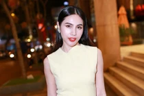 Thủy Tiên khoe dáng đồng hồ cát với váy của Victoria Beckham