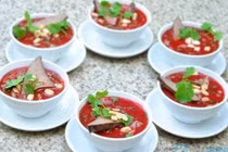 Người đàn ông tử vong sau khi ăn tiết canh lợn