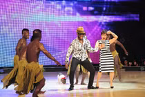 Nhảy với heo, thổ dân SINE khiến giám khảo phấn khích