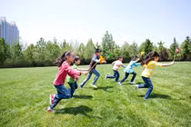 Cách phòng tránh sốc nhiệt cho trẻ khi chơi thể thao ngoài trời