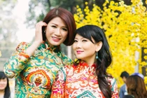 Trang Trần cùng Mỹ Uyên dịu dàng trẩy hội phố ông đồ