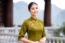 Hoa hậu Ngọc Hân diện pháp phục vãn cảnh chùa sau hôn lễ