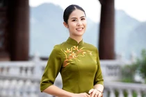 Hoa hậu Ngọc Hân diện pháp phục vãn cảnh chùa sau hôn lễ