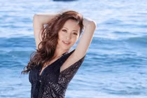 Jennifer Phạm ngọt ngào trước biển