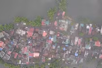 Video: Làng ngập lụt ở Hà Nội nhìn từ trên cao như hình con cá