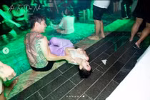 Sĩ Thanh ôm toilet, Ngọc Trinh văng tục khi say xỉn